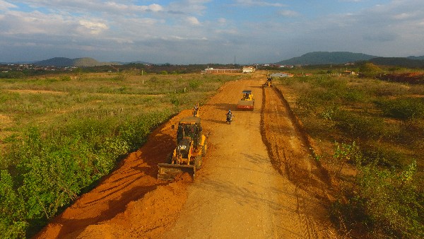 Após as chuvas, a manutenção das estradas vicinais é reforçada.